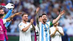 dpatop - 26 November 2022, Qatar, Lusail: Soccer, World Cup, Argentina - Mexico, Preliminary Round, Group C, Matchday 2, Lusail Iconic Stadium, Lionel Messi of Argentina and his teammates cheer after the end of the match. Photo: Tom Weller/dpa (Photo by Tom Weller/picture alliance via Getty Images)