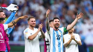 dpatop - 26 November 2022, Qatar, Lusail: Soccer, World Cup, Argentina - Mexico, Preliminary Round, Group C, Matchday 2, Lusail Iconic Stadium, Lionel Messi of Argentina and his teammates cheer after the end of the match. Photo: Tom Weller/dpa (Photo by Tom Weller/picture alliance via Getty Images)