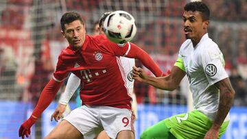 El jugador del Báyern Munich Robert Lewandowski en acción ante Luiz Gustavo del Wolfsburgo.