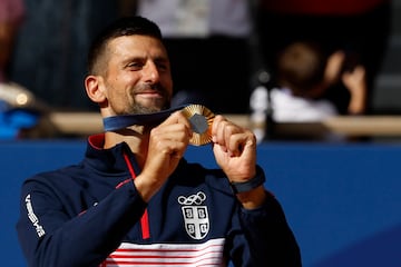 PARIS, 04/08/2024.- El tenista serbio Novak Djokovic posa con la medalla de oro en el podio tras la final individual masculina de tenis de los Juegos Olímpicos de París 2024 este domingo, en la capital gala. EFE/Juanjo Martín
