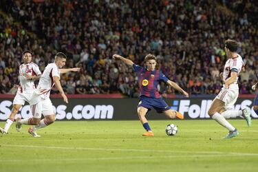 Se anticipa Pedri jugándose el tipo, Dro se gira, conduce y cede a Fermín, quien amaga dentro del área para finalizar de zurda