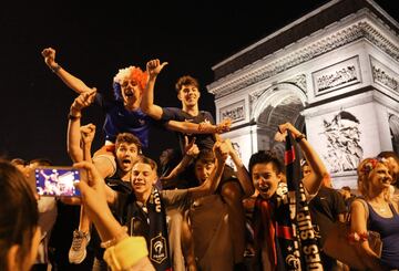 Los aficionados franceses celebraron la clasificación de su selección para la final del Mundial. 