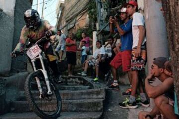 Un competidor bajando por un callejón en el circuito de Favelas Mountain Bike en Turano favela en Río de Janeiro. El circuito de Favelas Mountain Bike comenzó en marzo su segunda edición y consta de ocho etapas hasta noviembre, tanto para descenso y Cross-country categorías a través de seis favelas pacificadas diferentes.