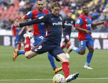 Fernando Torres dispara ante el Levante.