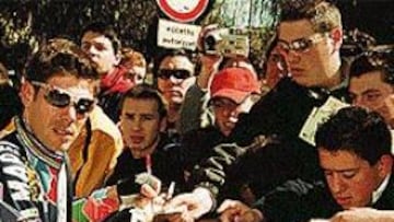 <b>ÍDOLO EN ITALIA.</B> Los aficionados italianos adoran a Óscar Freire, como demuestra esta fotografía tomada en la salida de la etapa de ayer. El campeón del mundo es un ídolo en aquel país.