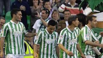<b>GOL DE TRANQUILIDAD. </b>Jorge Molina recibe la felicitación de sus compañeros tras marcar, de cabeza y a la salida de un córner, el segundo tanto del Betis.