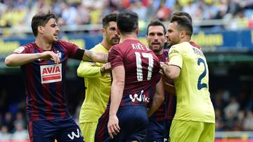 Eibar players clash with Villarreal players during the Spanish league football match Villarreal CF vs SD Eibar at Estadio de la Ceramica in Vila-real on April 1, 2017. / AFP PHOTO / JOSE JORDAN
