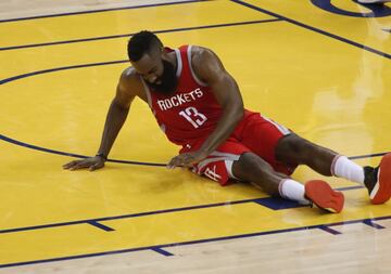 James Harden, con 20 puntos, tuvo dificultades para penetrar la defensa de los Warriors