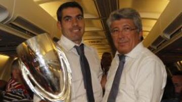 <b>ORGULLOSOS. </b>Antonio López, el capitán, y Enrique Cerezo, el presidente, posan con la Supercopa de Europa en el avión.