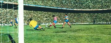 El Atlético tenía que derrotar al Deportivo en la última jornada d ela campaña 1972-1973. No fue fácil porque el rival pretendía salvarse del descenso, pero tres goles de Luis, Adelardo y Gárate provocaron el entusiasmo de los hinchas colchoneros. El pitido final desató el delirio sobre el césped y en los graderíos. El Atlético había ganado su séptima Liga en su propio campo.