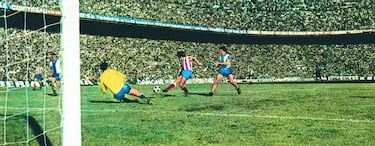El Atlético tenía que derrotar al Deportivo en la última jornada d ela campaña 1972-1973. No fue fácil porque el rival pretendía salvarse del descenso, pero tres goles de Luis, Adelardo y Gárate provocaron el entusiasmo de los hinchas colchoneros. El pitido final desató el delirio sobre el césped y en los graderíos. El Atlético había ganado su séptima Liga en su propio campo.