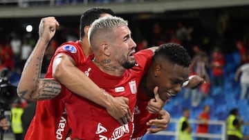 America de Cali's Argentine forward #22 Rodrigo Holgado (C) celebrates his team's first goal with teammates defender #24 Jean Carlos Pestana (R) and defender #02 Daniel Bocanegra (L) during the Copa Sudamericana group stage football match between Colombia's America de Cali and Uruguay's Racing at the Olimpico Pascual Guerrero stadium in Cali, Valle del Cauca, Colombia, on May 27, 2025. (Photo by Joaquin Sarmiento / AFP)