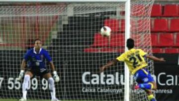 <b>EFECTIVO. </b>Jonathan Viera empalma un balón aéreo ante la mirada de Rubén Pérez.