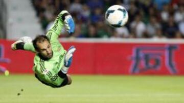 El portero del Real Madrid Diego López detiene una falta, durante el partido de Primera División ante el Elche disputado esta noche en el estadio Martínez Valero.
