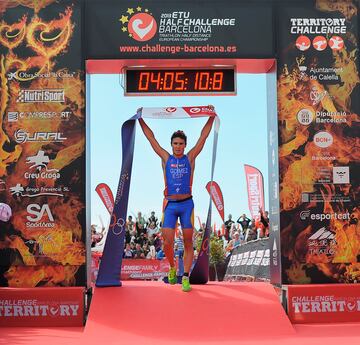 Cuenta con una medalla de oro en el Campeonato Europeo de Triatlón de Media Distancia de 2013 celebrado en Barcelona, España. En la foto, Noya entrando en la meta de la Ciudad Condal. 
 