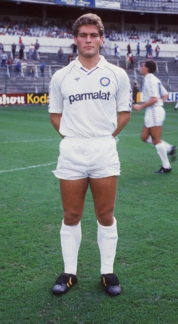 Además de jugar con el Castilla, vistió la camiseta del Real Madrid durante tres temporadas desde 1987 hasta 1990. Jugó con el Mallorca la temporada 1987-88.