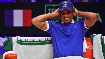 Yannick Noah reacciona durante el partido de dobles entre Francia y Croacia en la final de la Copa Davis disputada en el Pierre Mauroy Stadium de Villeneuve-d&#039;Ascq.