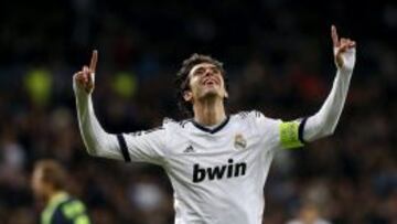 Kak&aacute; celebrando su gol.