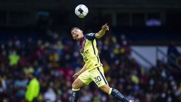 Sebastián Cáceres remata de cabeza un balón durante un partido del América.