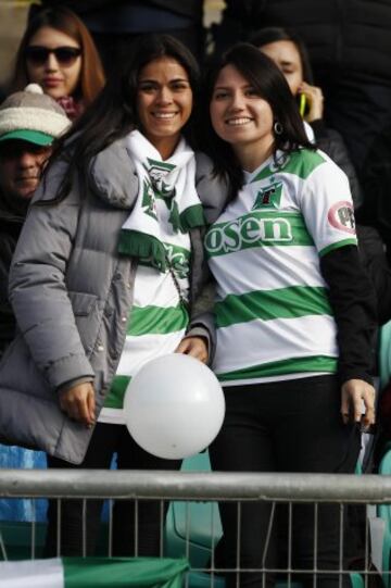 Futbol, Temuco v Copiapo.
Campeonato Loto 2015 - 2016 primera B.
Hinchas de Temuco alientan a sus jugadores durante el partido contra Copiapo por primera B en el estadio Bicentenario Germán Becker.
Temuco, Chile.
16/04/2016
Ramon Monroy/Photosport*******

Football, Temuco v Copiapo.
Loto Championship 2015 - 2016 first B.
Temuco's fans cheer during Copa Loto Championship first B football match against Copiapo at  Bicentenario Germán Becker stadium in Temuco, Chile.
16/04/2016
Ramon Monroy/Photosport