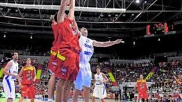 <b>MEJORES Y MÁS ALTOS. </b>Felipe Reyes volvió a brillar ayer en el rebote y también en ataque. Los pívots españoles abatieron a los de Israel.