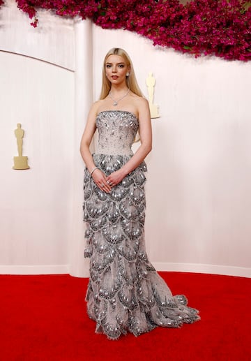 La actriz Anya Taylor-Joy posa en la alfombra roja de los premios Oscar 2024.