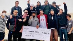 El skater Brandon Turner posa con sus amigos y el cheque de ganador del Trick of the year de la Street League Skateboarding (SLS). 