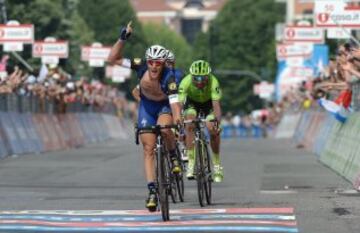 El ciclista italiano Matteo Trentin del equipo Etixx celebra su victoria tras la decimoctava etapa del Giro de Italia entre Muggiò y Pinerolo, de 240 kilómetros, en Italia