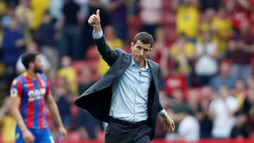 Javi Gracia saluda a la grada durante el partido ante el Crystal Palace.