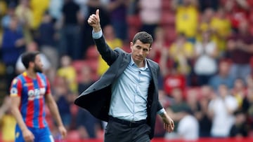 Javi Gracia saluda a la grada durante el partido ante el Crystal Palace. 