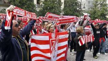 <b>DISCONFORMES. </b>La afición, crítica con el alcalde de Granada.