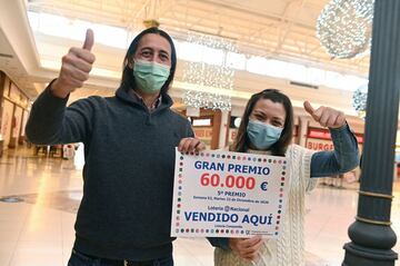 Trabajadores de la administración nº12 de Torrejón de Ardoz celebran el haber vendido décimos del quinto premio 55483.