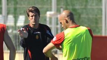<b>CHARLA. </b>Laudrup conversa con Nunes durante un entrenamiento.