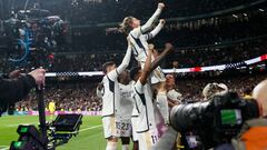 MADRID, 25/02/2024.- El centrocampista del Real Madrid Luka Modric (arriba) celebra tras marcar ante el Sevilla, durante el partido de Liga que Real Madrid y Sevilla FC disputan este domingo en el estadio Santiago Bernabéu. EFE/Javier Lizón
