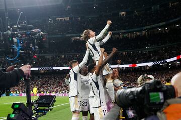 Luka Modric celebra tras marcar ante el Sevilla.