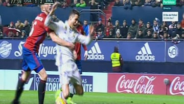 Cristiano reclama un penalti de David García en el minuto 78