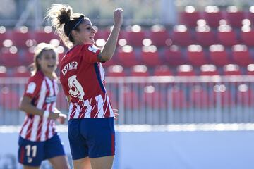 Esther celebra su gol de cabeza.