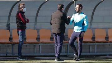 Miguel &Aacute;ngel Corona, Anil Murthy (de espaldas) y Jos&eacute; Bordal&aacute;s, en el entrenamiento del Valencia en la Ciudad Deportiva de Paterna.