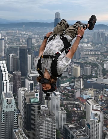 Jon Mcgregor salta desde la plataforma abierta de 300 metros de altura de la emblemática Torre Kuala Lumpur de Malasia durante el Salto Internacional de la Torre en Kuala Lumpur