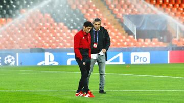 Marcelino examina el césped antes del partido de Champions