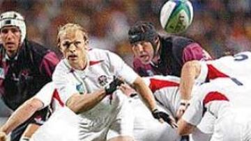 <b>DEFENSA ILEGAL.</B> Acusan a los ingleses de flotar sobre los rivales y obstruir la salida de la pelota .