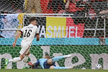 Lukaku salió con potencia, eliminó a dos, se la cedió a De Bruyne, que amagó y se la dejó a Thorgan Hazard. El futbolista del Dortmund no perdonó ante Schmeichel. ¡¡Partido igualado!!