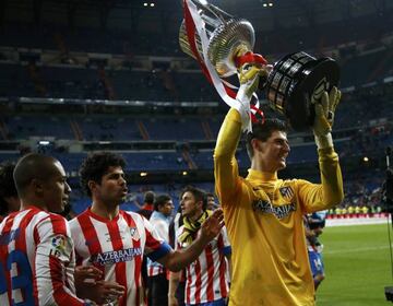 Thibaut Courtois celebra el título de Copa del Rey en el Santiago Bernabéu contra el Real Madrid.