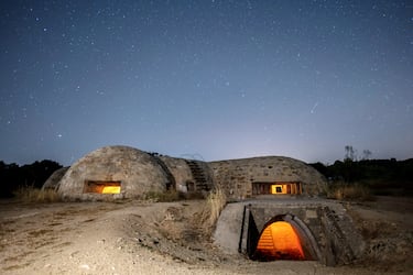 El Blockhaus-13 es un búnker de la Guerra Civil Española ubicado en Colmenar del Arroyo, Madrid, construido entre 1938 y 1939. Formaba parte de una línea defensiva tras la Batalla de Brunete y estaba diseñado con troneras para cañones y ametralladoras. Su estructura de hormigón armado permitía controlar estratégicamente el territorio. Actualmente, está bien conservado y abierto al público como testimonio de la arquitectura militar de la época. Ha sido declarado Bien de Interés Cultural por su valor histórico.