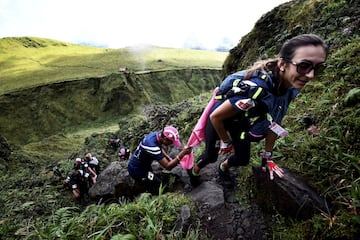 La isla francesa de Martinica acogió por quinto año la carrera Raid des Alizes. Se trata de una prueba solidaria exclusiva para mujeres, por equipos, y que dura cuatro días. Se realizan distintas modalidades, como el ciclismo, el senderismo y la canoa. Las concursantes definen la prueba como una sonrisa entre la tierra y el mar.