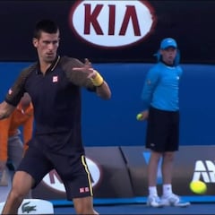 Mira correctamente la pelota cuando estés jugando al tenis