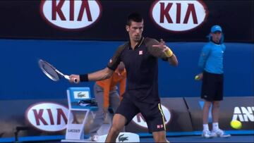 Mira correctamente la pelota cuando estés jugando al tenis