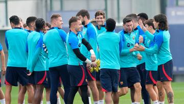 GRAFCAT2272 Sant Joan Despi (BARCELONA) 19/10/2022.- Los jugadores de la primera plantilla del FC Barcelona, felicitan efusivamente a su compañero Robert Lewandowski (d), tras su reciente premio en la gala del Balón de Oro, durante el entrenamiento realizado este mediodía en la ciudad deportiva Joan Gamper de cara al partido de Liga que jugarán mañana frente al Villarreal CF. EFE/Alejandro Garcia