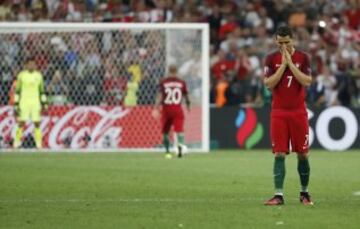 Cristiano Ronaldo durante el tiro de Ricardo Quaresma en la tanda de penaltis en el partido de cuartos de final de la Eurocopa contra Polonia. 