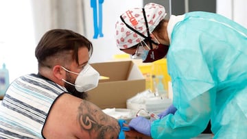 GRAF4101. TORREJÓN DE ARDOZ (MADRID), 01/06/2020.- Un hombre se somete a los test para el estudio de seroprevalencia este lunes a la localidad madrileña de Torrejón de Ardoz, donde desde el pasado viernes se están realizando estas pruebas para ver si su población ha pasado la COVID-19 y si disponen de anticuerpos de la enfermedad. EFE/Chema Moya POOL